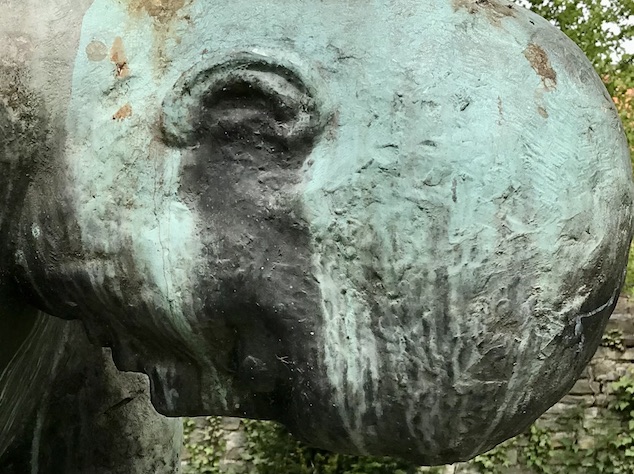 Kopf einer Bronzeplastik in Soest, DER TRAUERNDE, Robert Ittermann 1994 (Foto: Frauke Gerhard 2021)